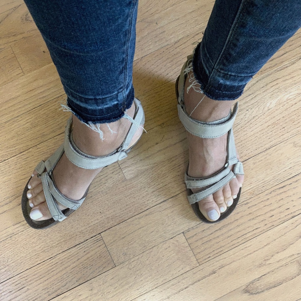 Teva Women's Ysidro Wedge Leather Taupe Size 6
